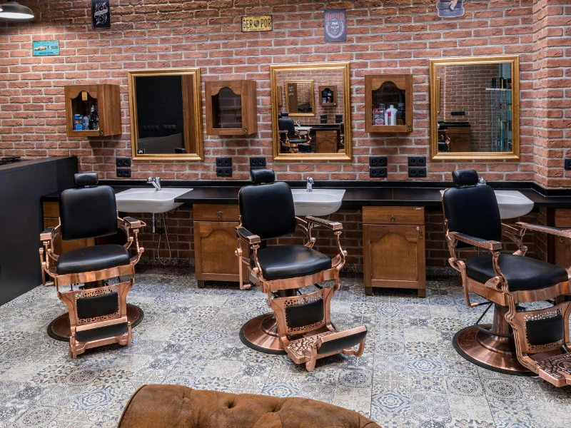 Cadeiras retrô e espelhos da Barbearia
