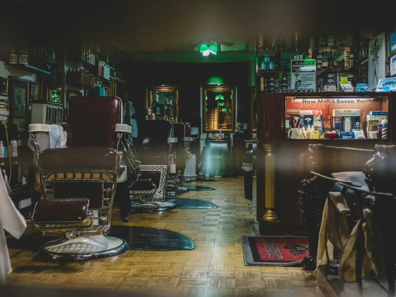 Poltrona vintage de couro vermelho em ambiente rústico